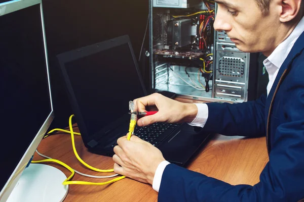 Hombre en traje que sostiene el concepto de cables de red es la conexión — Foto de Stock