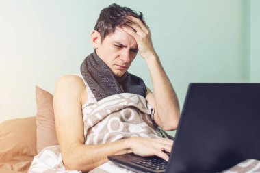 genç adam ile soğuk yatakta yatan hasta