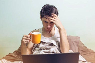 genç adam ile soğuk yatakta yatan hasta