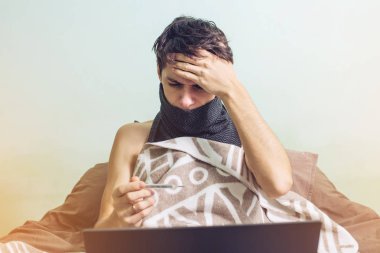 genç adam ile soğuk yatakta yatan hasta