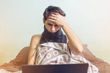 genç adam ile soğuk yatakta yatan hasta