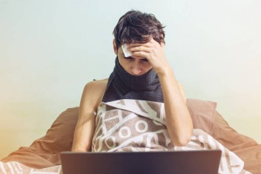 genç adam ile soğuk yatakta yatan hasta