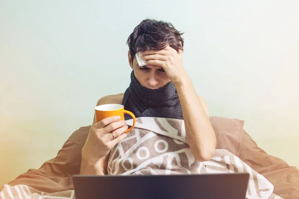 Mladý muž nemocný s studená leží v posteli — Stock fotografie