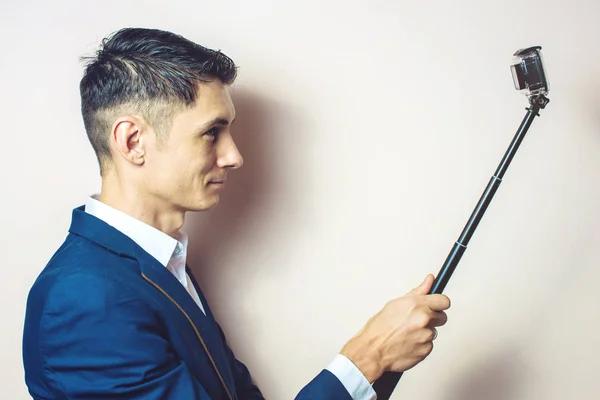 Giovane uomo d'affari in un abito prendere selfie video — Foto Stock