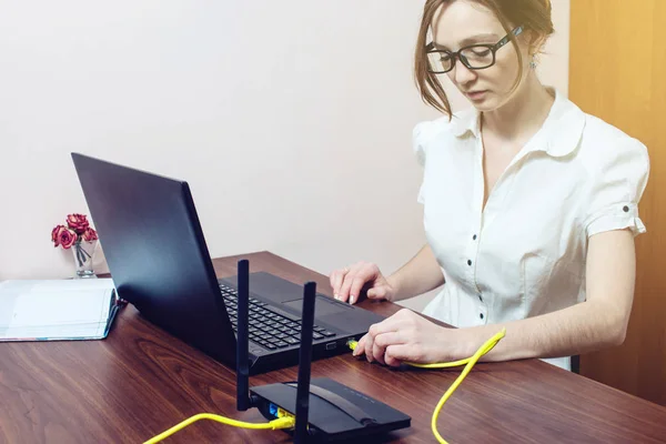 Mujer conectar el cable de Internet al conector en el portátil —  Fotos de Stock