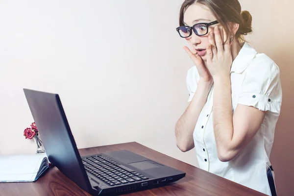 dizüstü bilgisayar ile ofisinde çalışan çekici kadın başını kapmak