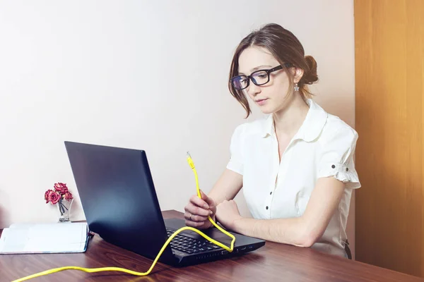 Femme connecter le câble Internet au connecteur sur l'ordinateur portable — Photo