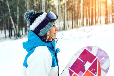 ağaçlar arasında snowboard ile birlikte kadın snowboard