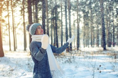 gün batımında kar havaya kadar çekici kadın atar