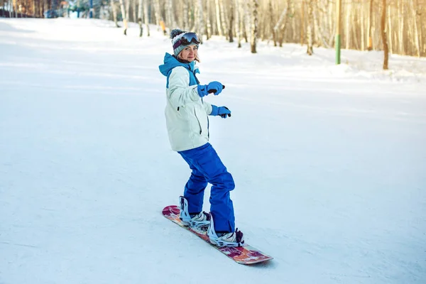 Kobiece snowboardzista Snowboard dół góra — Zdjęcie stockowe