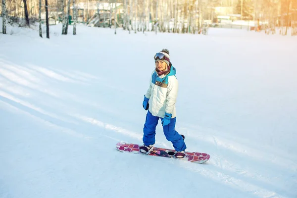 Vrouwelijke snowboarder snowboarden de berg af — Stockfoto
