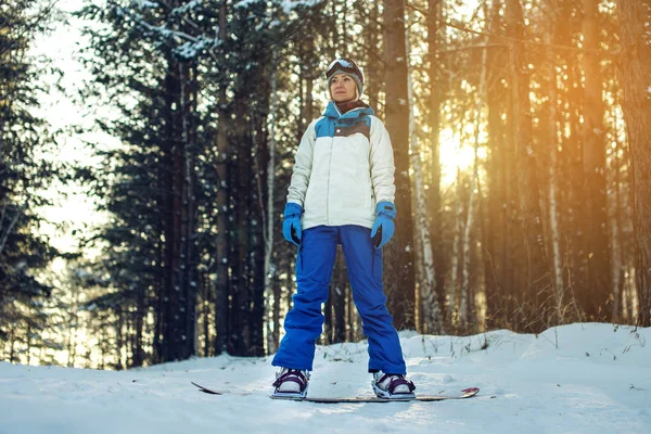 Сноубордистка спускается с горы — стоковое фото