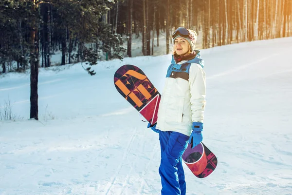 Сноубордистка и сноубордистка среди деревьев — стоковое фото
