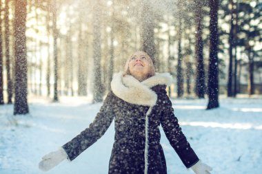 gün batımında kar havaya kadar çekici kadın atar