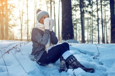 Kış güneş ışığı üzerinde sıcak çay içme çekici kadın