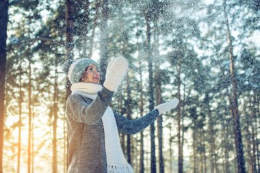 gün batımında kar havaya kadar çekici kadın atar