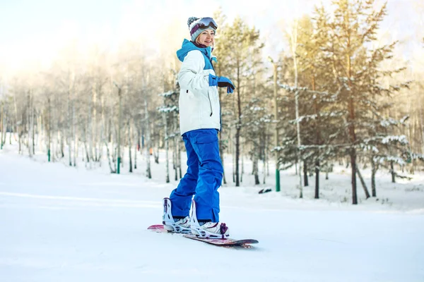 Kobiece snowboardzista Snowboard dół góra — Zdjęcie stockowe