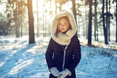 çekici kız kış orman ağaçları arasında içeri girer