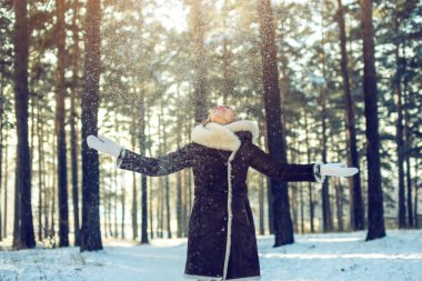 gün batımında kar havaya kadar çekici kadın atar
