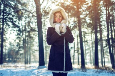 çekici kız kış orman ağaçları arasında içeri girer