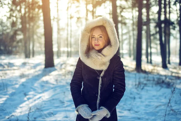 çekici kız kış orman ağaçları arasında içeri girer