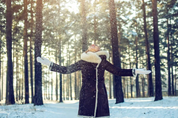 gün batımında kar havaya kadar çekici kadın atar