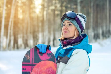 ağaçlar arasında snowboard ile birlikte kadın snowboard