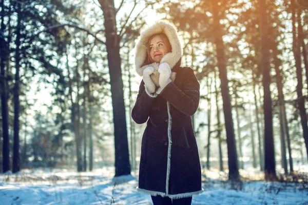 çekici kız kış orman ağaçları arasında içeri girer