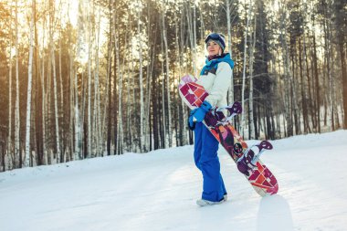 ağaçlar arasında snowboard ile birlikte kadın snowboard