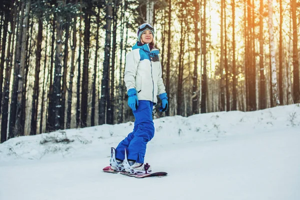 Female snowboarder snowboarding down the mountain — Stock Photo, Image
