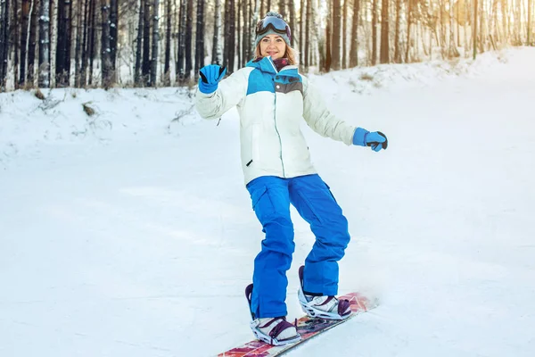 Vrouwelijke snowboarder snowboarden de berg af — Stockfoto