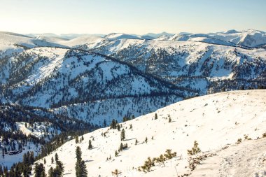 karlı Dağları ile görkemli kış manzara mavi gökyüzü temizleyin