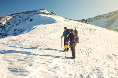 karlı dağlardaki dön günbatımında seyahat yürüyüşçü