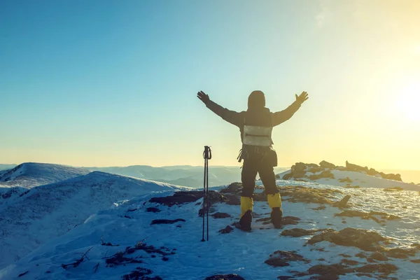 Escursionisti uomo turista celebrando il successo in piedi sulla cima, al culmine — Foto Stock