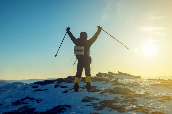 Escursionisti uomo turista celebrando il successo in piedi sulla cima, al culmine — Foto Stock