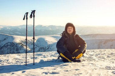 adam yürüyüşçü turist oturan bir zor tırmanış sonra yalnız meditasyon