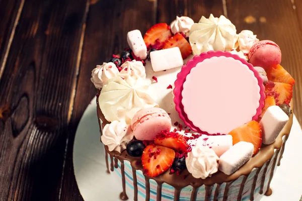 Belo bolo de sobremesa com morangos e marshmallows no fundo de madeira — Fotografia de Stock