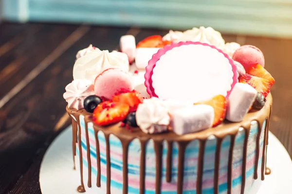 美丽的甜点蛋糕草莓与木制背景上的棉花糖 — 图库照片
