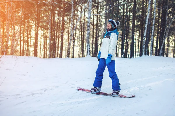 Snowboarder feminino snowboard descendo a montanha — Fotografia de Stock