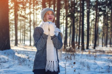 Kış güneş ışığı üzerinde sıcak çay içme çekici kadın