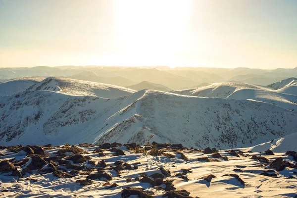 Majestuoso paisaje invernal de montañas nevadas con cielo azul claro — Foto de Stock