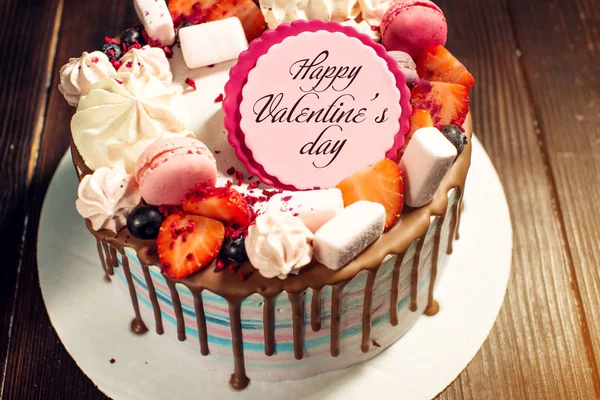 Schöne Desserttorte mit Erdbeeren und Marshmallows auf Holzgrund — Stockfoto