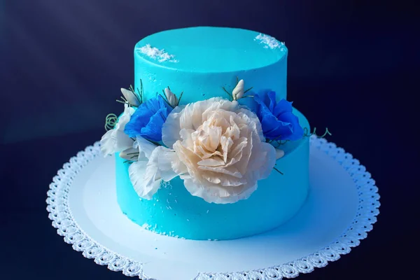 Azul como gelo um bolo de casamento decorado com rosas grandes — Fotografia de Stock