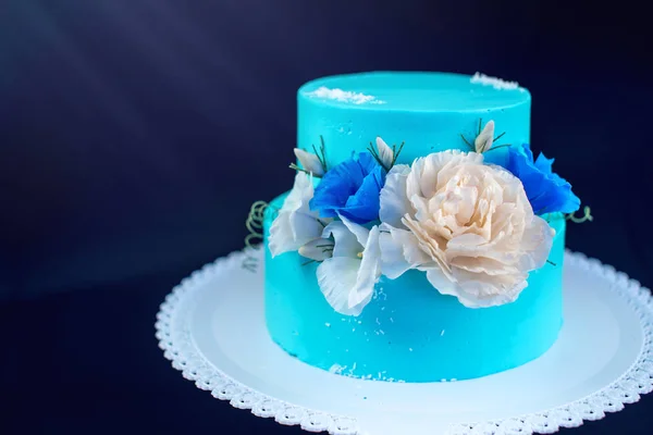 Azul como gelo um bolo de casamento decorado com rosas grandes — Fotografia de Stock