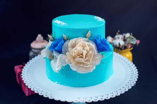 Blå som is en bröllopstårta dekorerad med stora rosor — Stockfoto