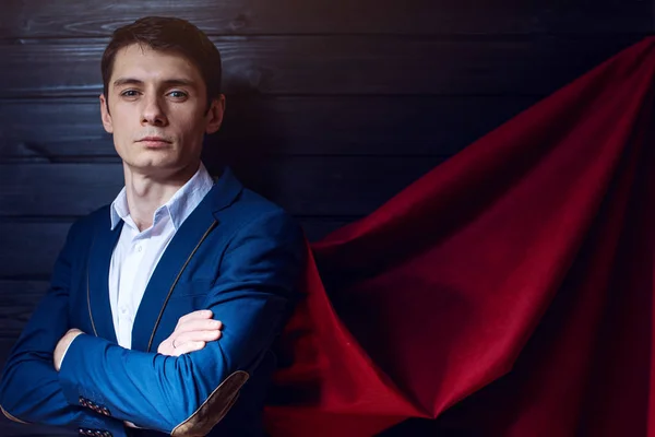 Uomo d'affari in piedi in giacca e cravatta rossa come un supereroe — Foto Stock