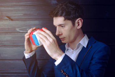 İş takım elbiseli adamı renkli sanal gerçeklik gözlük kullanır