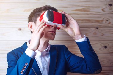 İş takım elbiseli adamı renkli sanal gerçeklik gözlük kullanır