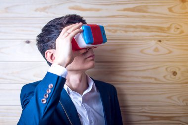 İş takım elbiseli adamı renkli sanal gerçeklik gözlük kullanır