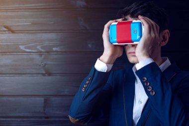 İş takım elbiseli adamı renkli sanal gerçeklik gözlük kullanır